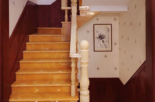 宁远中式别墅室内汉白玉石楼梯的定制安装装饰效果